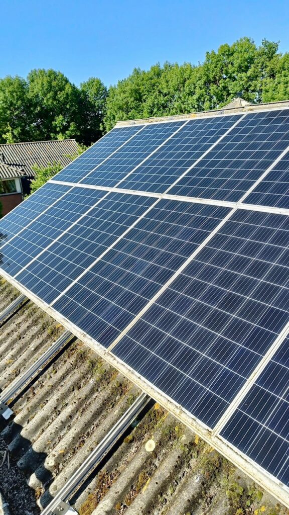 Gereinigde zonnepanelen die glanzen in de zon na professionele schoonmaak